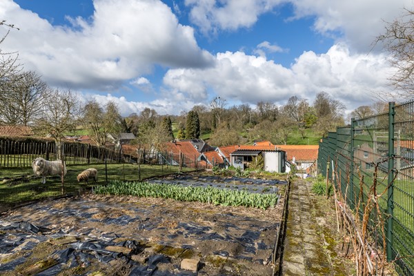 Foto - Te koop: Deze authentieke, landelijk gelegen woonboerderij uit 1900 biedt volop mogelijkheden om geheel naar eigen smaak te moderniseren